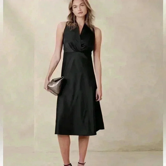 Banana Republic SATIN V-NECK KNEE-LENGTH DRESS - Picture 1 of 3